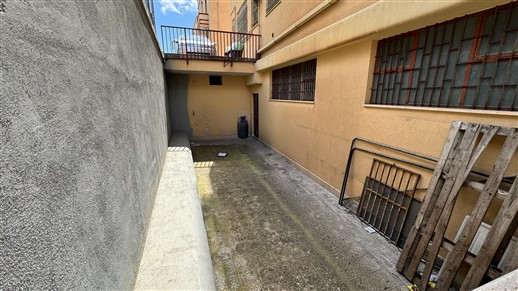 P  R  E  Z  Z  O     R  I  B  A  S  S  A  T  O  -  Locale Deposito con Spazio Esterno Privato